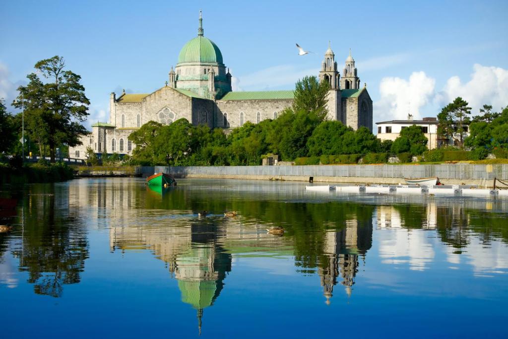 Výhled na řeku, která protéká v blízkosti hotelu