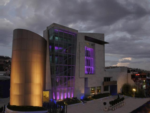 un edificio con luces púrpuras delante de él en HOTEL MADEIRA, en Ciudad de México