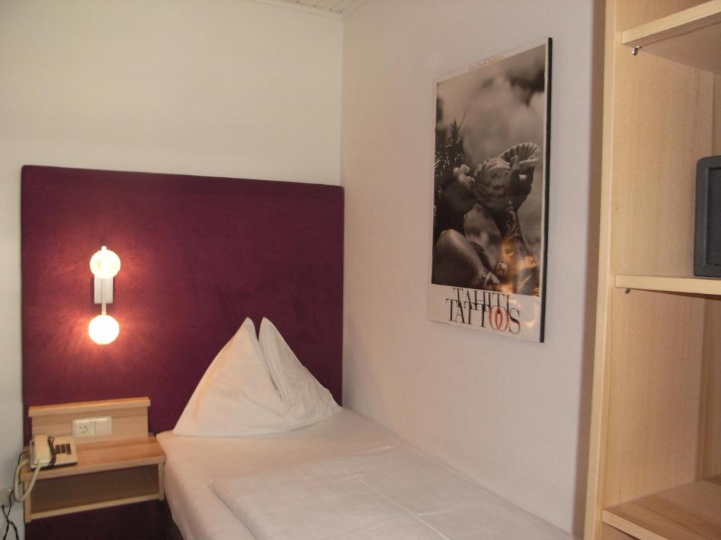 Postel nebo postele na pokoji v ubytování Hotel zum Toni