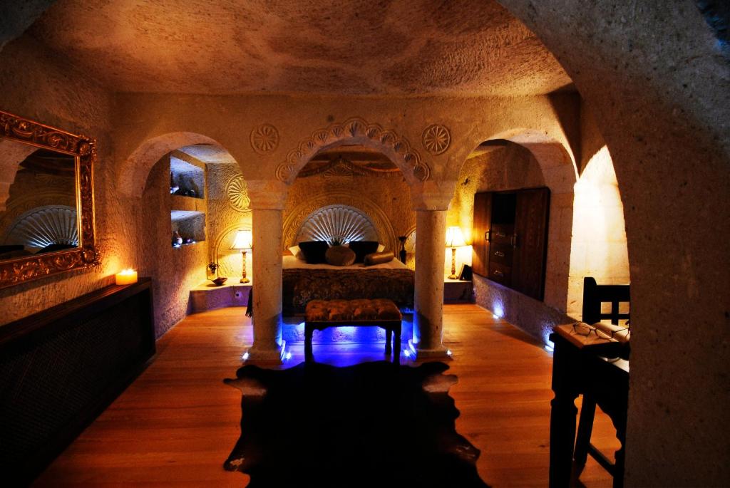 een grote kamer met een bed en een tafel bij Cappadocia Perimasali Cave Hotel in Urgup