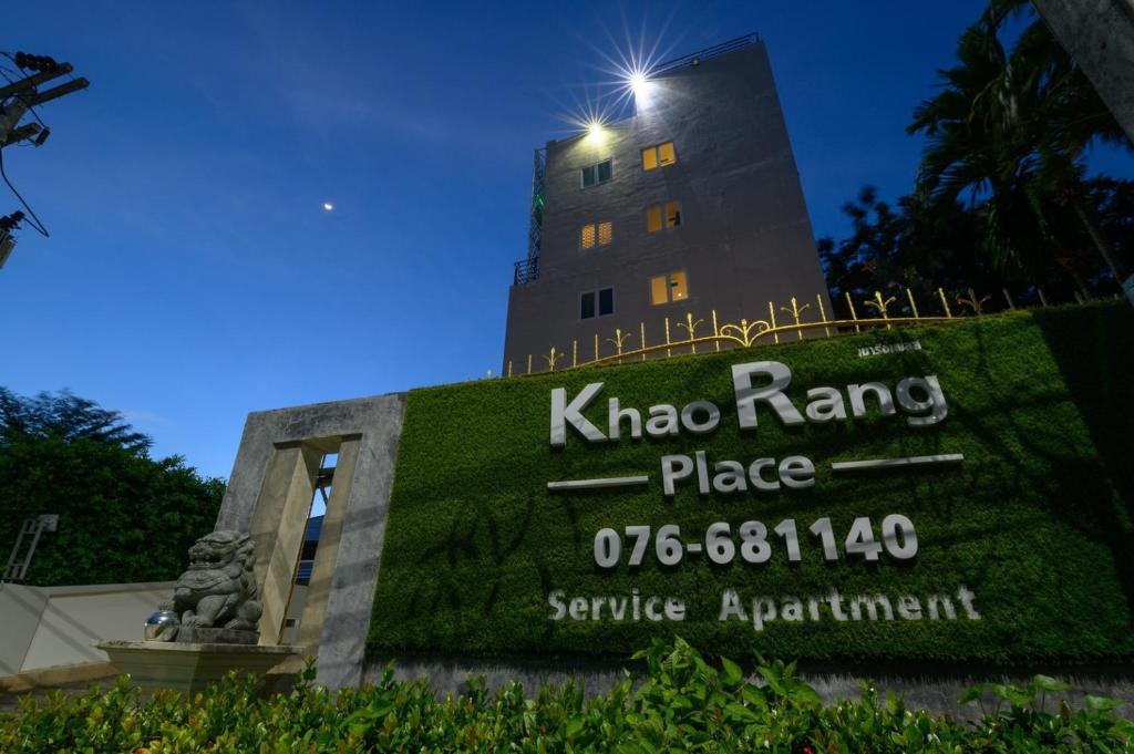 una señal para Kota Range Place en frente de un edificio en Khao Rang Place, en Phuket