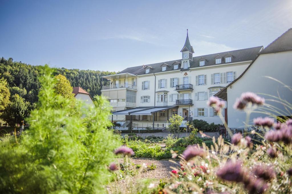 un hôtel avec un jardin en face d'un bâtiment dans l'établissement Bad Schauenburg, à Liestal