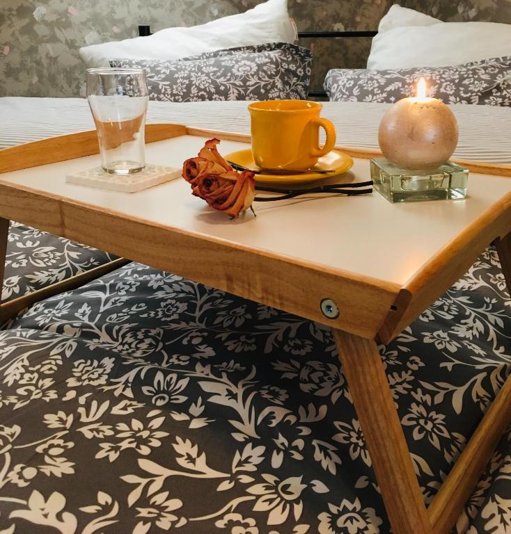stolik kawowy ze świecą i filiżankę na łóżku w obiekcie Apartmán U ZÁMECKÉ DYJE w mieście Lednice