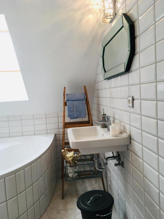 W łazience znajduje się umywalka i wanna. w obiekcie Apartmán U ZÁMECKÉ DYJE w mieście Lednice