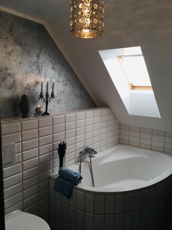 W łazience z oknem dachowym znajduje się wanna. w obiekcie Apartmán U ZÁMECKÉ DYJE w mieście Lednice