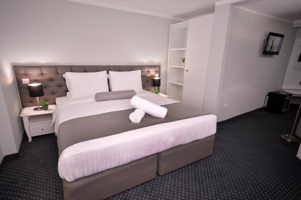 Alexandar Square Apartments - One-Bedroom Apartment With Balcony