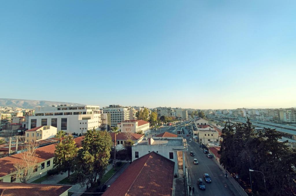 雅典Athens Iris Hotel的享有城市街道上方建筑的景致