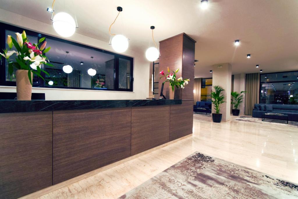 雅典Athens Iris Hotel的厨房配有木制橱柜和花卉台面
