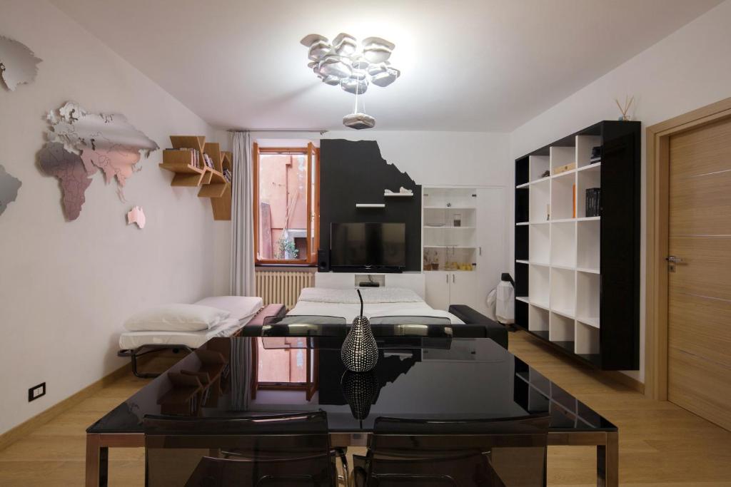 un soggiorno con tavolo e divano di Appartamento Principe a Monterosso al Mare