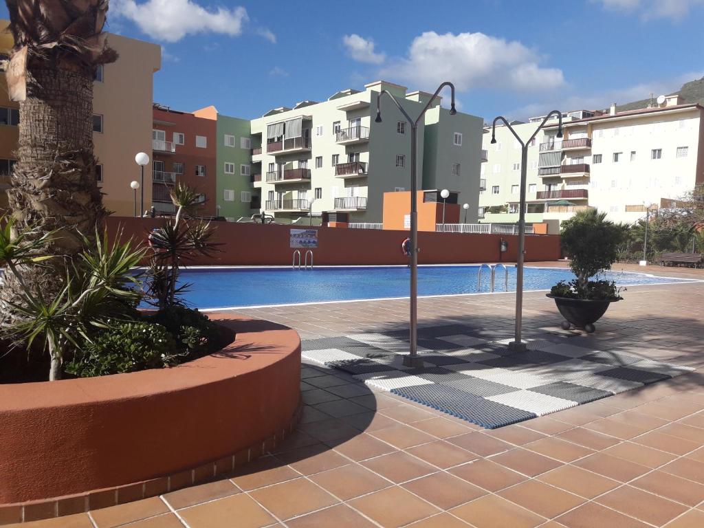 una piscina en una ciudad con edificios en Casa Leli en Candelaria