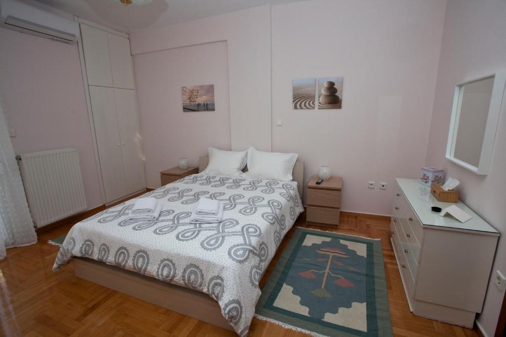 una camera con letto, cassettiera e scrivania di New Stylish and Cozy House a Salonicco