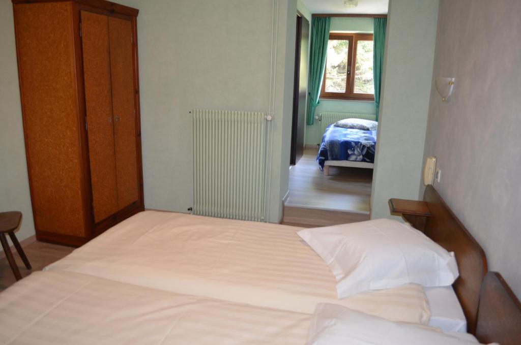 Postel nebo postele na pokoji v ubytování Logis Hotel Les Vosges
