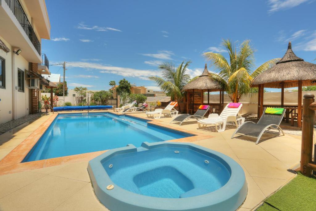 Бассейн в L'Oiseau de L'Ocean Tourist Residence или поблизости