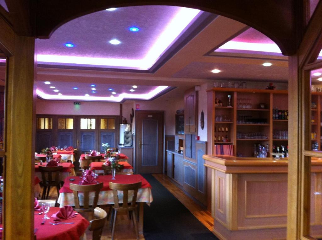 Restoran ili drugo mesto za obedovanje u objektu Logis Hotel Les Vosges