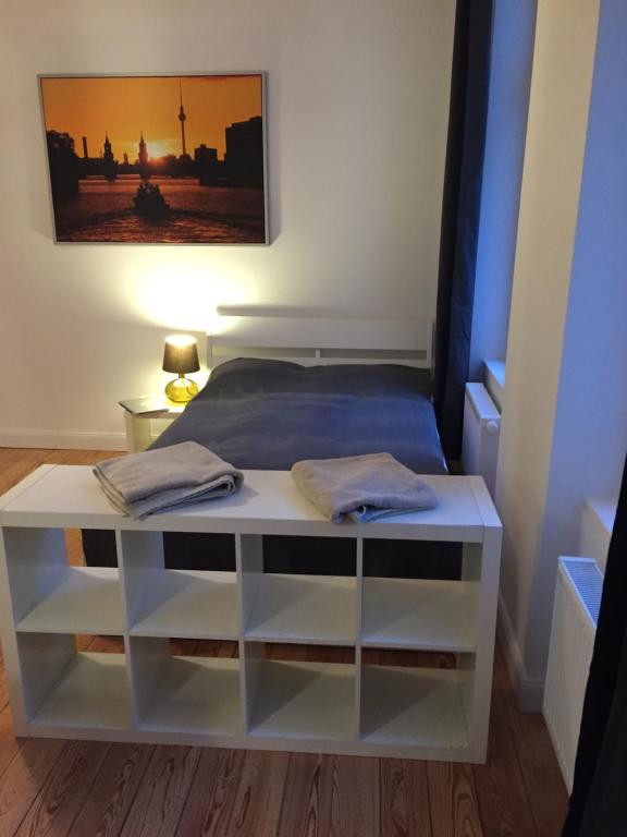 a bed in a room with a white desk at Modernes Apartment am Viktoria Luise Platz in Berlin