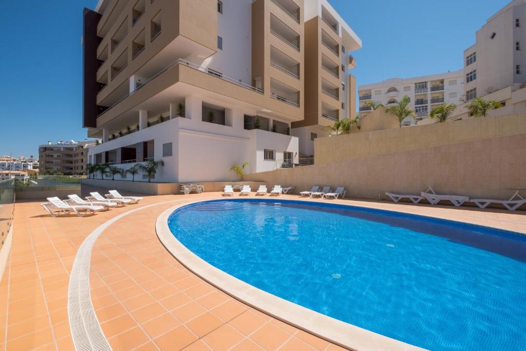 una piscina frente a un edificio en Sol & Cidade 73 by Destination Algarve en Lagos