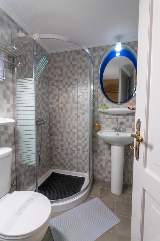 Koupelna v ubytování Aklidi Hotel