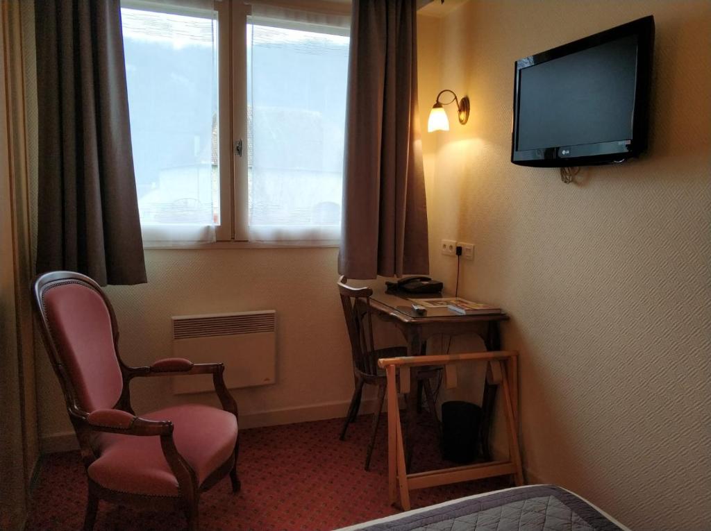 TV a/nebo společenská místnost v ubytování Logis Hotel Calisola Besançon - Soirée Etape