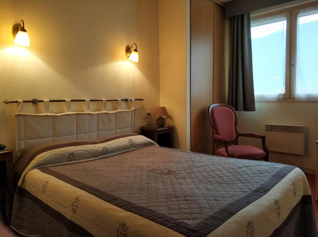 Postel nebo postele na pokoji v ubytování Logis Hotel Calisola Besançon - Soirée Etape