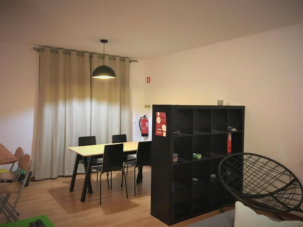 - une salle à manger avec une table et des chaises dans l'établissement São Roque Apartment, à São Roque