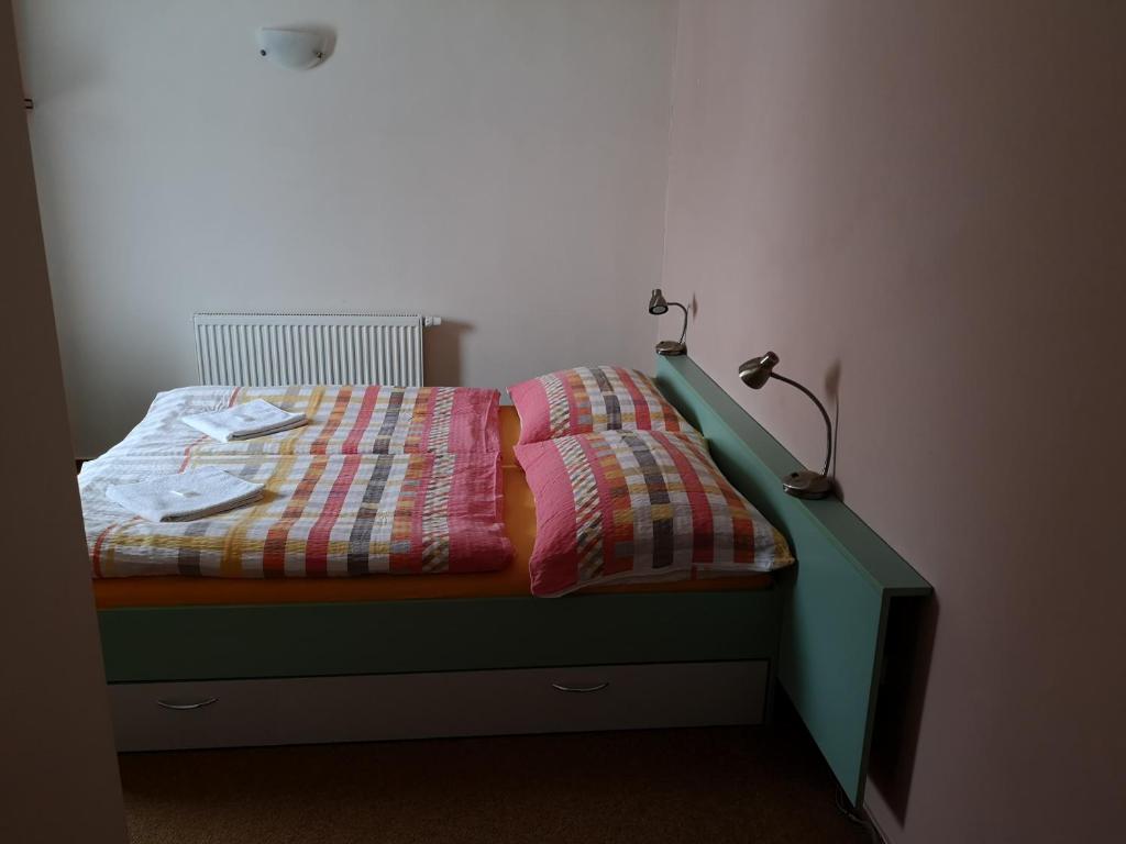 Postel nebo postele na pokoji v ubytování Riegrova Chata Kozákov
