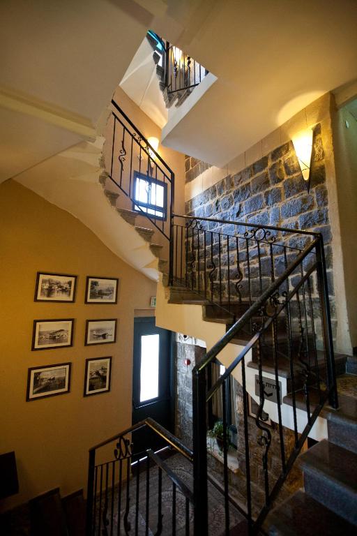 TV a/nebo společenská místnost v ubytování Shirat Hayam Boutique Hotel