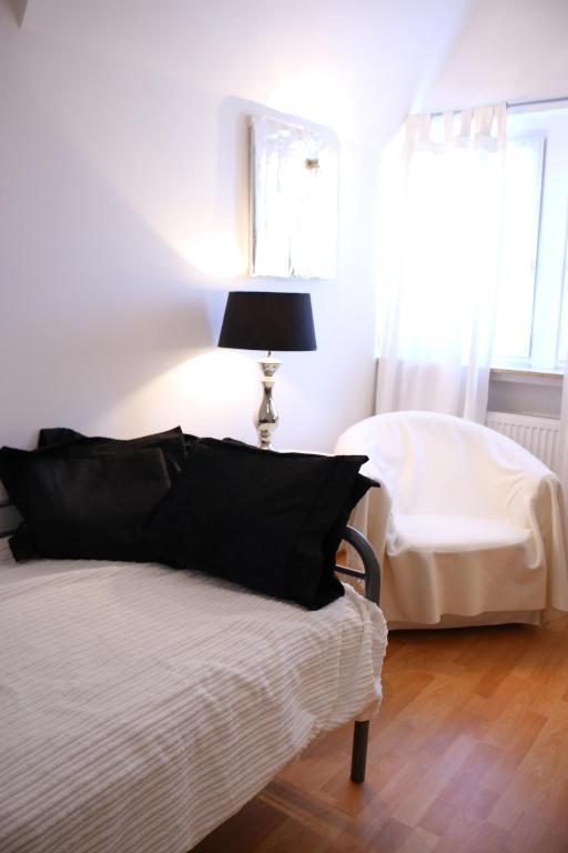 una camera con letto, lampada e finestra di Moderne Studio Apartments und 4 Zimmer Wohnungen in Oberhausen, ideal für Geschäftsreisende und Monteure a Oberhausen