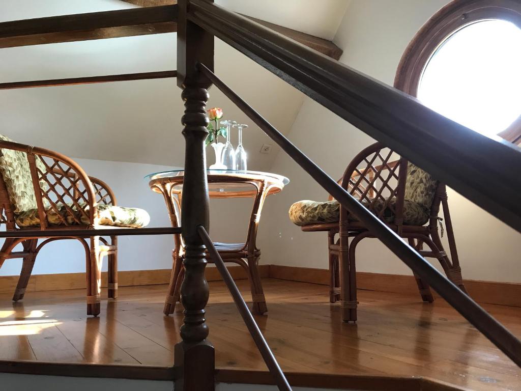 - une salle à manger avec une table et des chaises dans l'établissement Rose Garden Mezzanine, à Giverny