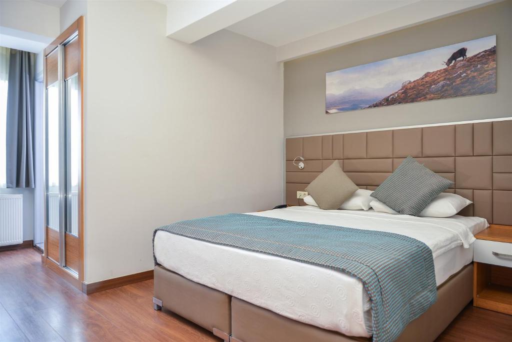 A bed or beds in a room at Hakcan Hotel