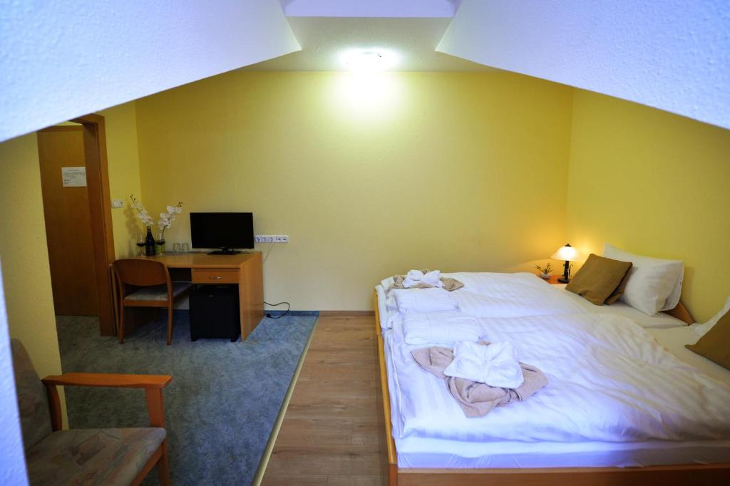 Postel nebo postele na pokoji v ubytování Panorama Hotel Noszvaj
