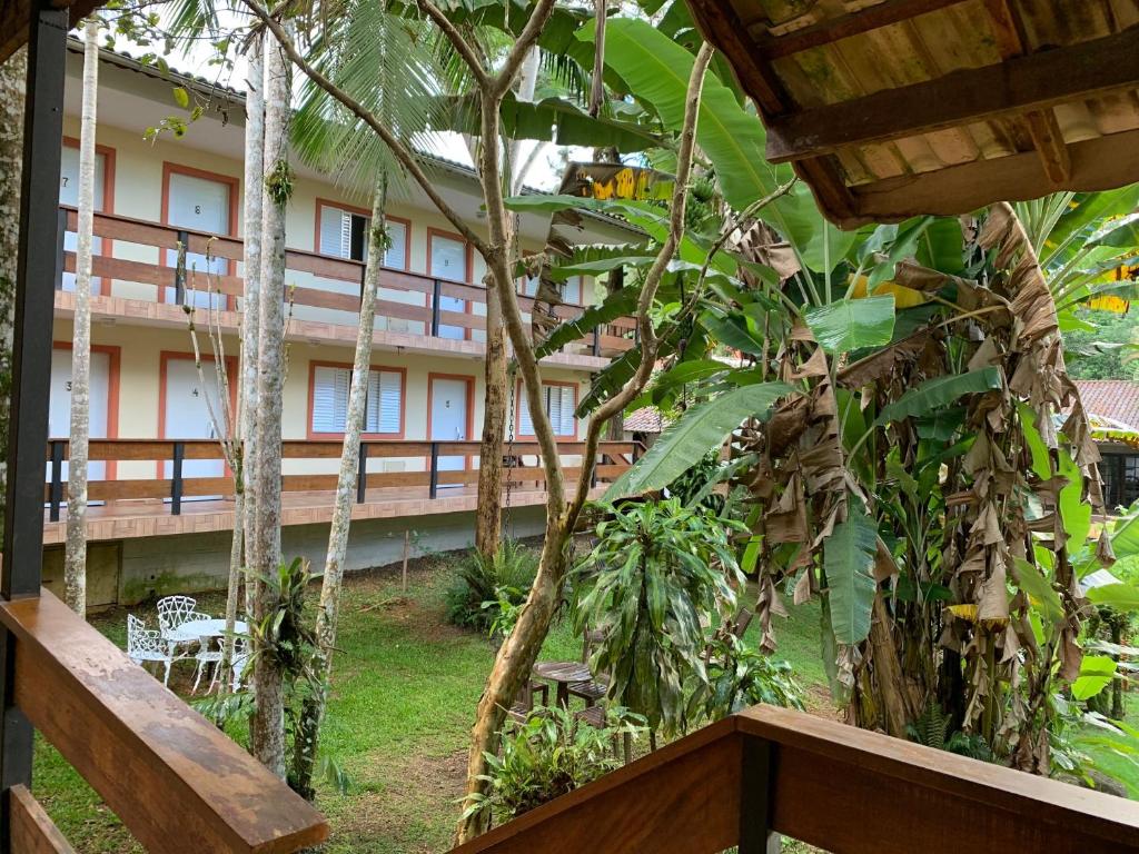 einen Blick vom Balkon eines Hotels mit Bäumen in der Unterkunft Flat Salto D'Água in Penedo