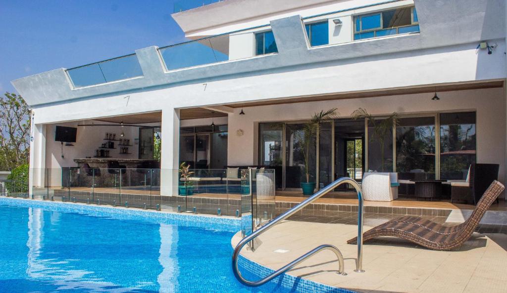 een huis met een zwembad en een huis bij Seaclusion Diani in Diani Beach