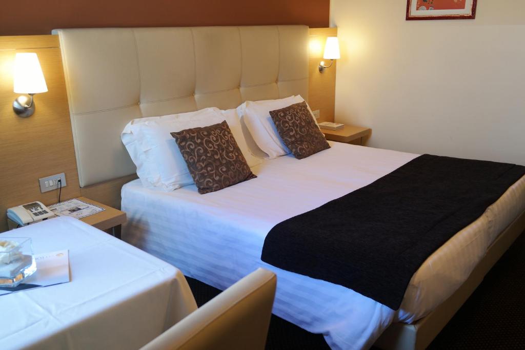 Postel nebo postele na pokoji v ubytování Hotel Vittoria