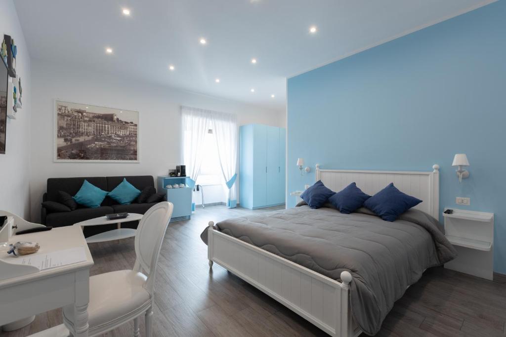 ein Schlafzimmer mit einem Bett und ein Wohnzimmer in der Unterkunft Suite Napoletana in Neapel