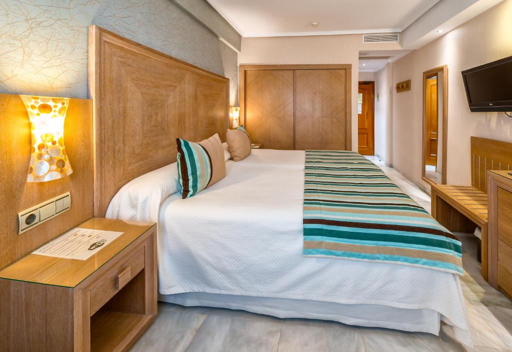Postel nebo postele na pokoji v ubytování Hotel Balcón de Europa