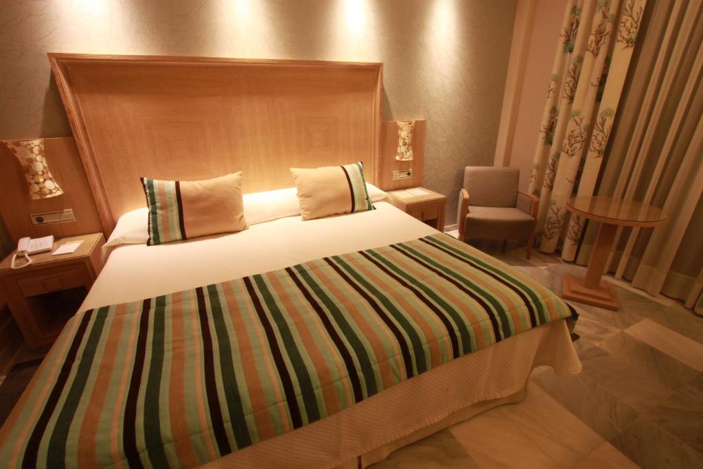 Postel nebo postele na pokoji v ubytování Hotel Balcón de Europa