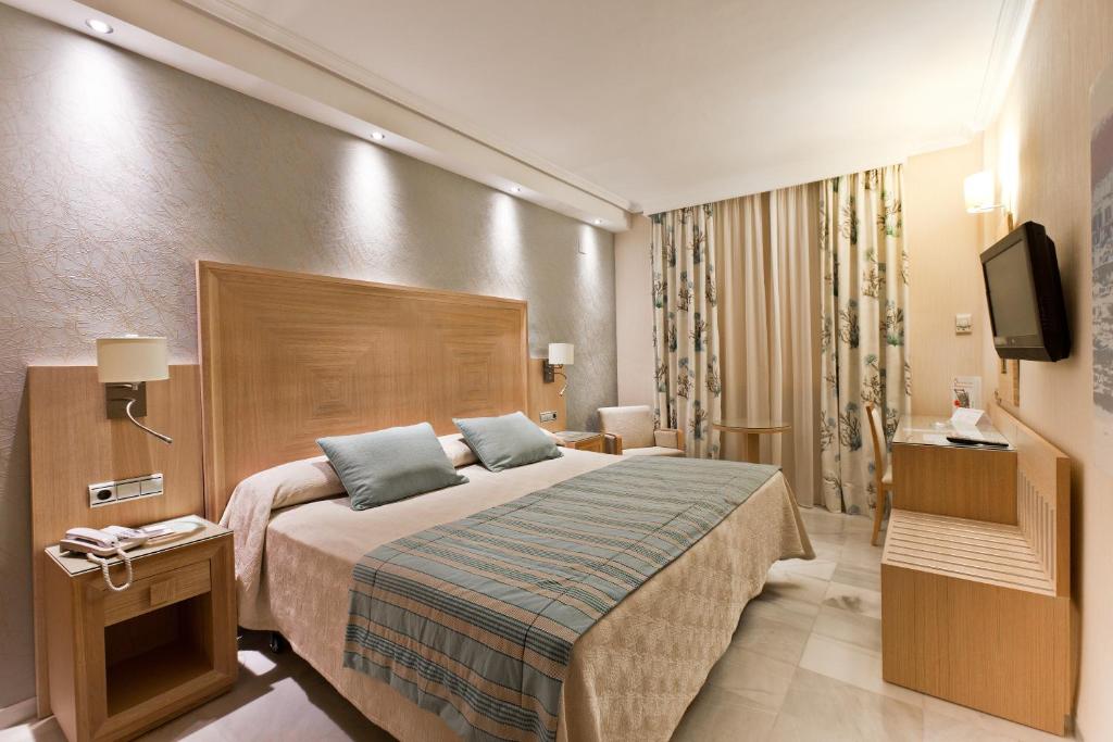 Postel nebo postele na pokoji v ubytování Hotel Balcón de Europa