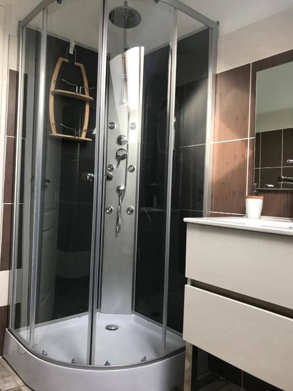 Koupelna v ubytování Gite 5 pers avec 2h espace bien-être privatisé inclus dans le prix de la nuit 80m2 de détente