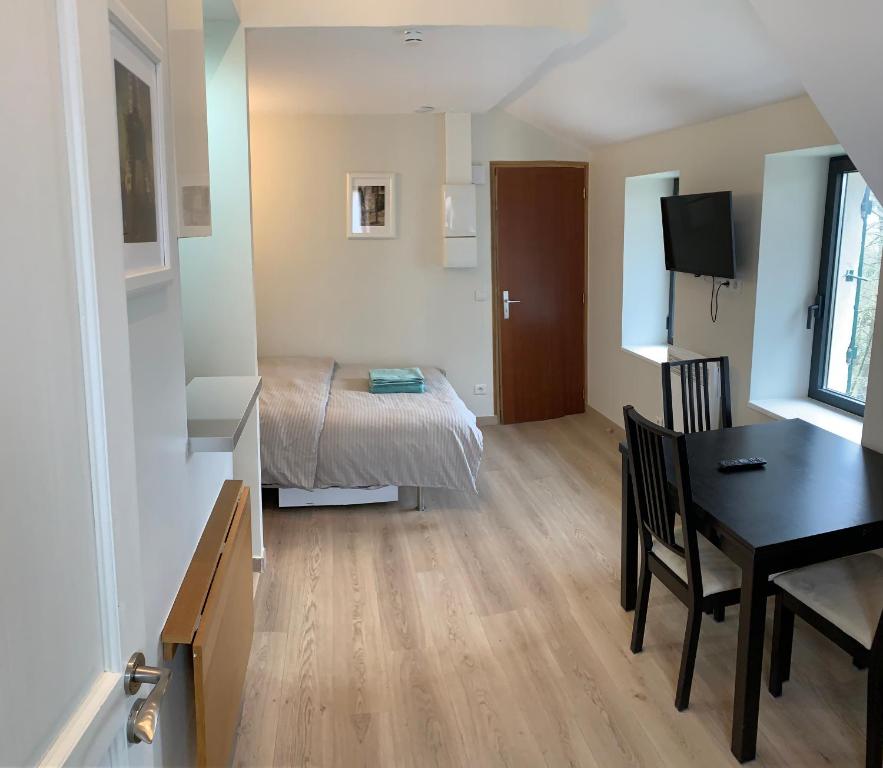 Appart'Village Jouy La longère grand parking privé - Studio With Garden View