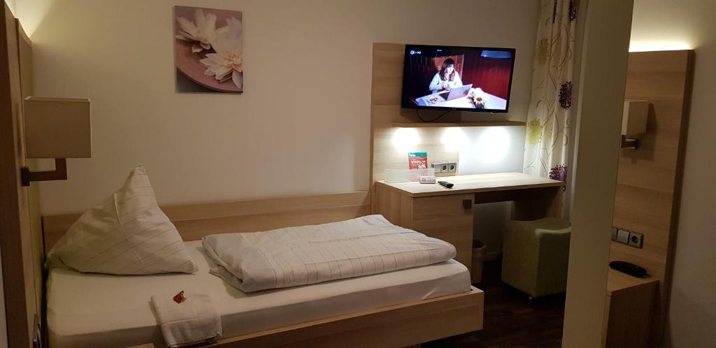 Postel nebo postele na pokoji v ubytování Hotel-Restaurant Fröhlich