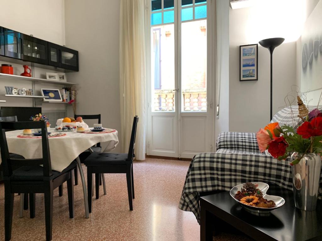 sala de estar con mesa y comedor en Temporary House Oberdan en Bolonia