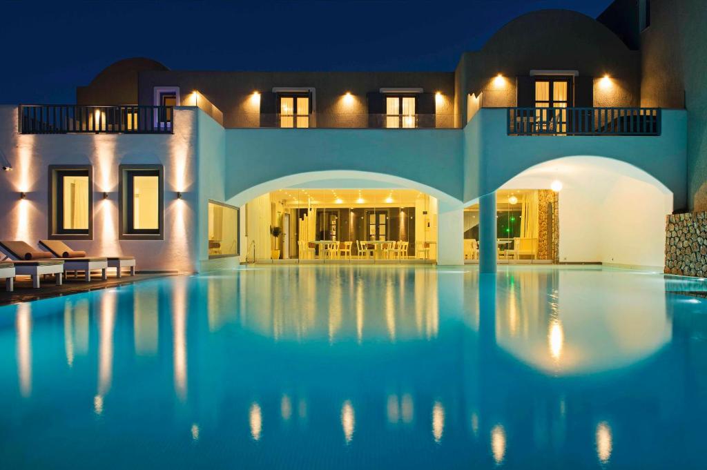 Bazén v ubytování Acroterra Rosa Luxury Suites & Spa nebo v jeho okolí