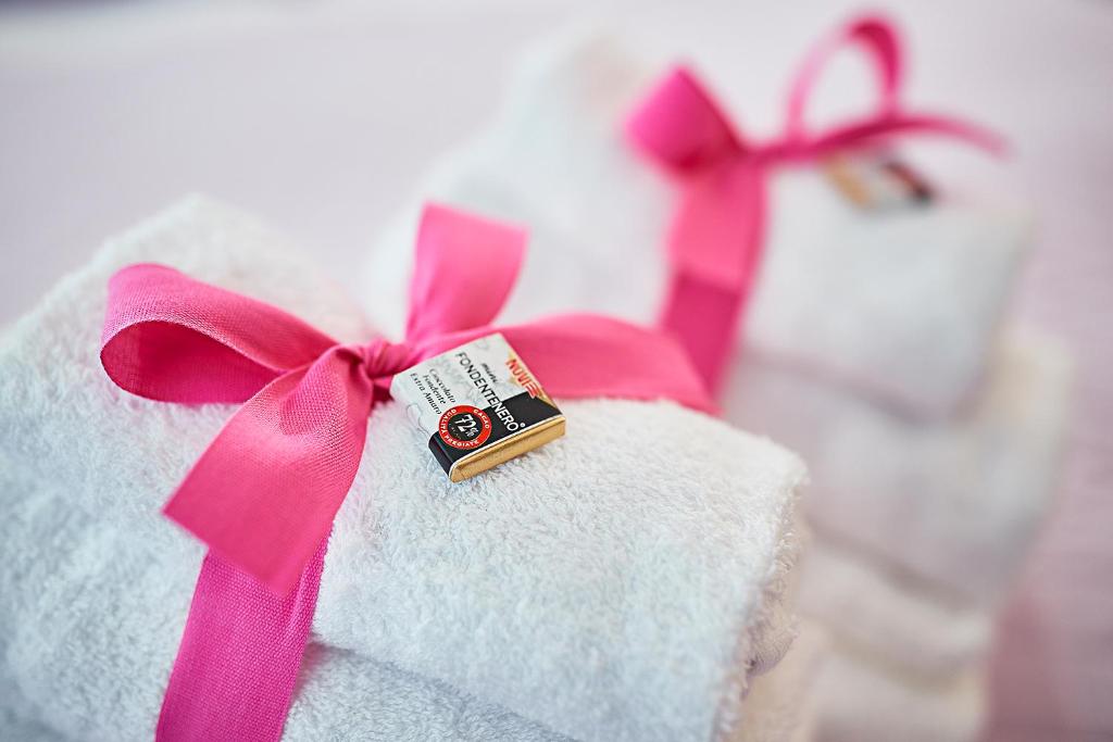 羅馬的住宿－Casa MaPi，白色毛巾上方的粉红色蝴蝶结