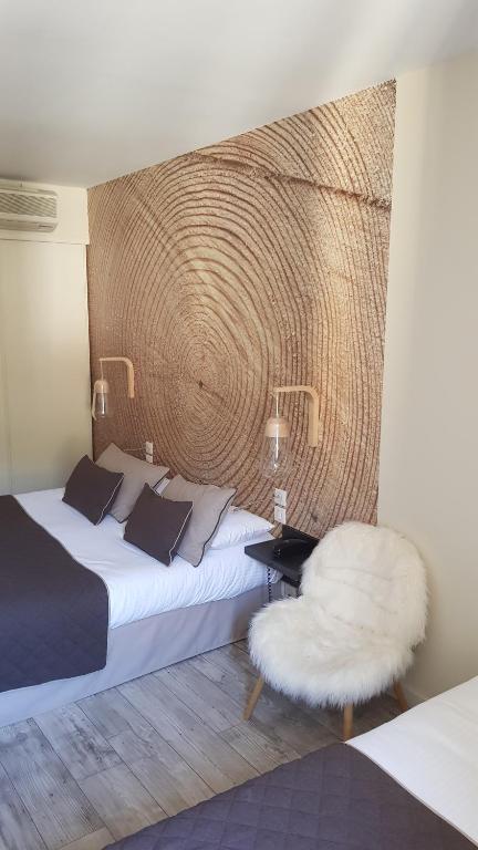 Postel nebo postele na pokoji v ubytování Logis Hôtel des Deux Forts