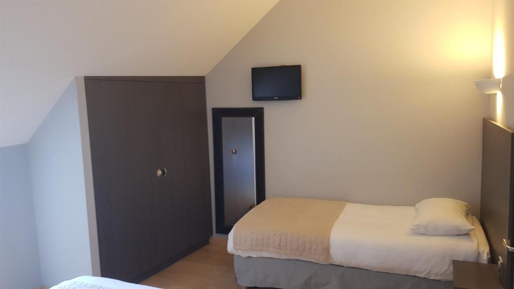 Postel nebo postele na pokoji v ubytování Logis Hôtel des Deux Forts
