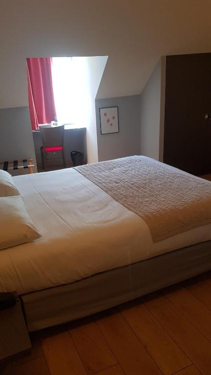 Postel nebo postele na pokoji v ubytování Logis Hôtel des Deux Forts