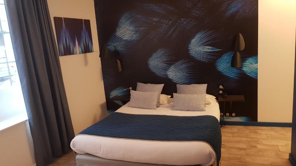 Postel nebo postele na pokoji v ubytování Logis Hôtel des Deux Forts