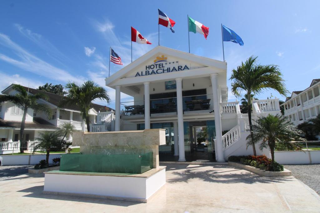 un hotel akrotiri antigua con banderas delante en Albachiara Hotel - Las Terrenas, en Las Terrenas