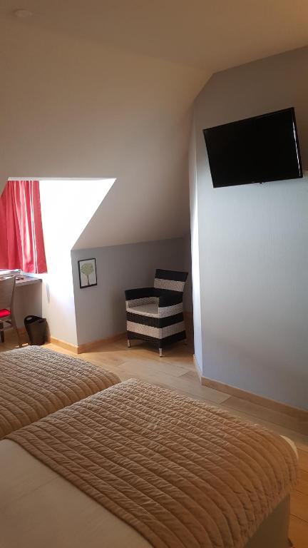 Postel nebo postele na pokoji v ubytování Logis Hôtel des Deux Forts