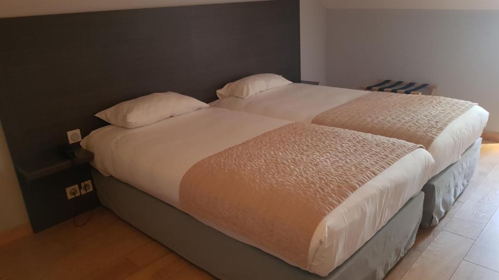 Postel nebo postele na pokoji v ubytování Logis Hôtel des Deux Forts